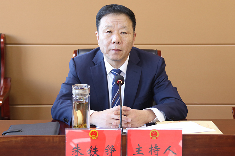縣人大常委會主任朱鐵錚主持會議并就做好相關(guān)工作提出具體意見.jpg
